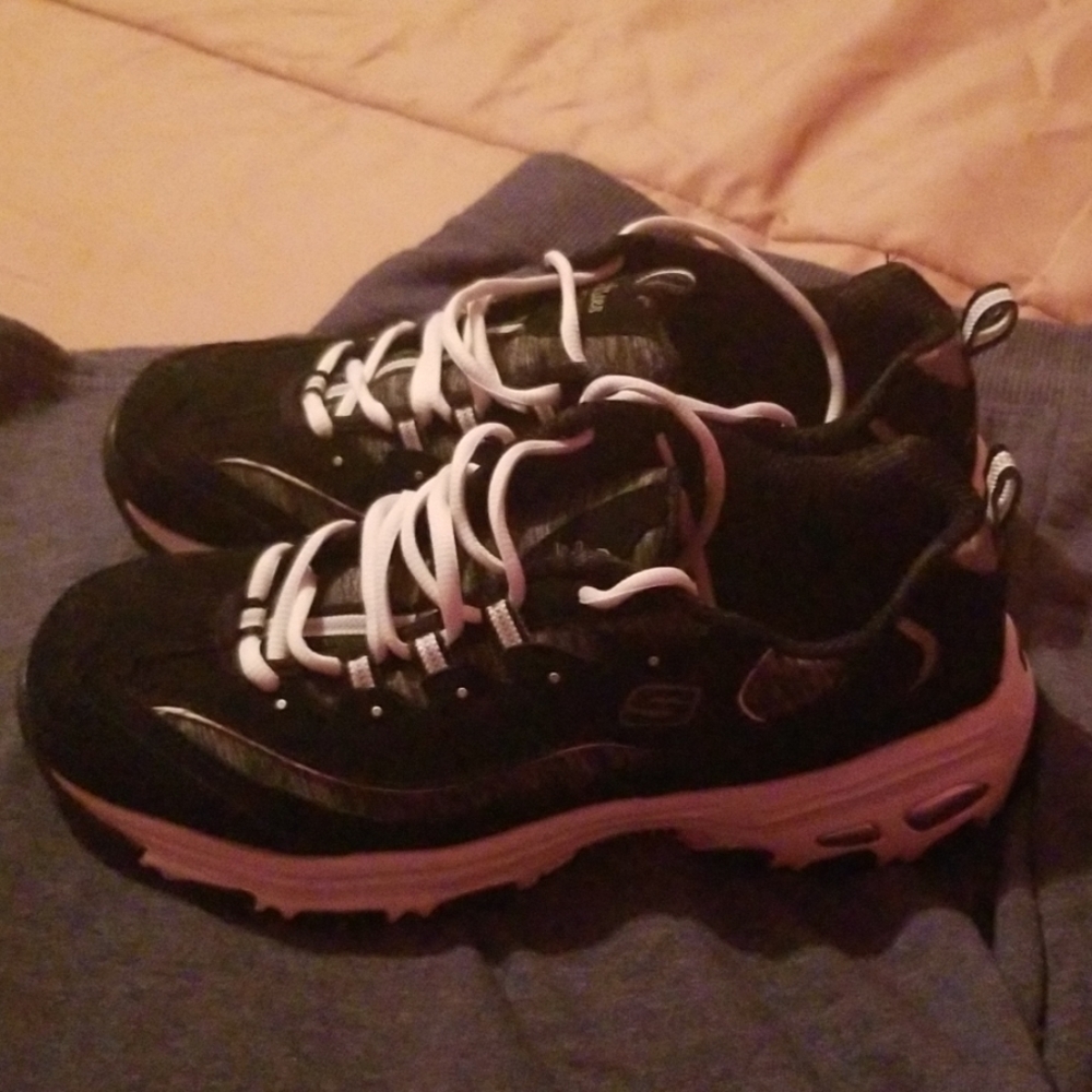 Tennis shoes
